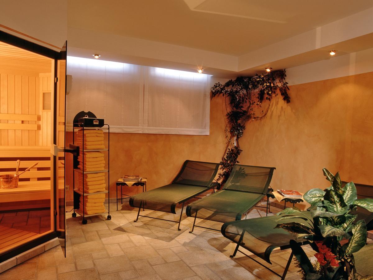 Panorama Garni Ingrid Hotel Dobbiaco Ngoại thất bức ảnh